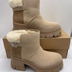 UGG Women's Tan 
W BROOKLYN BUCKLE
SAND PLATFORM HIGH HEELS BOOTS